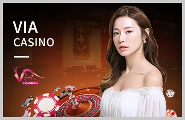 Người chia bài trực tiếp đang chia bài Baccarat tại FE88 Casino