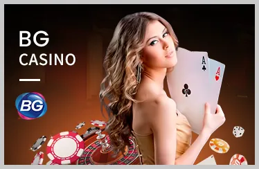 Bàn chơi Poker với chip và bài, biểu tượng của trò chơi trí tuệ